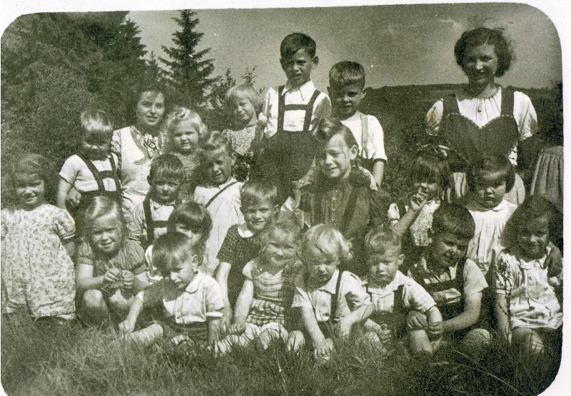 a Verwahrschule mit Kindergaertnerin Kaethi Fergen im Zweiten Weltkrieg