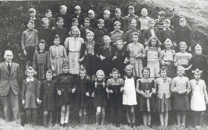 b Schulklasse mit Lehrer Schoenberger 1948